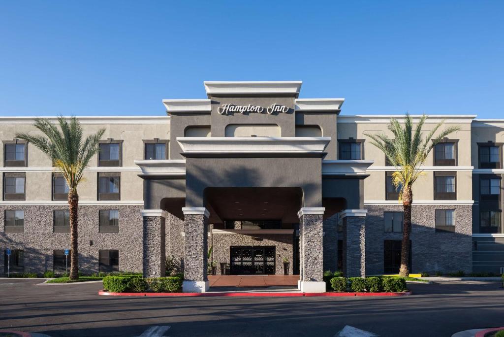 una representación de la entrada a un hotel en Hampton Inn Los Angeles Orange County Cypress en Cypress