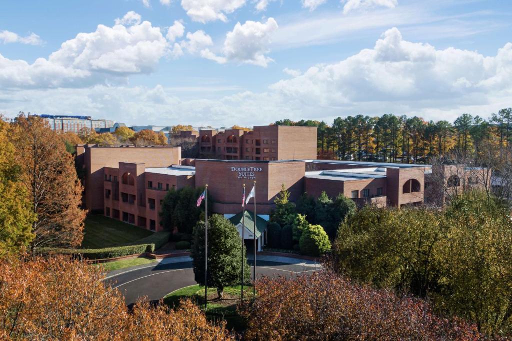 un edificio universitario con una strada davanti di DoubleTree Suites by Hilton Charlotte/SouthPark a Charlotte