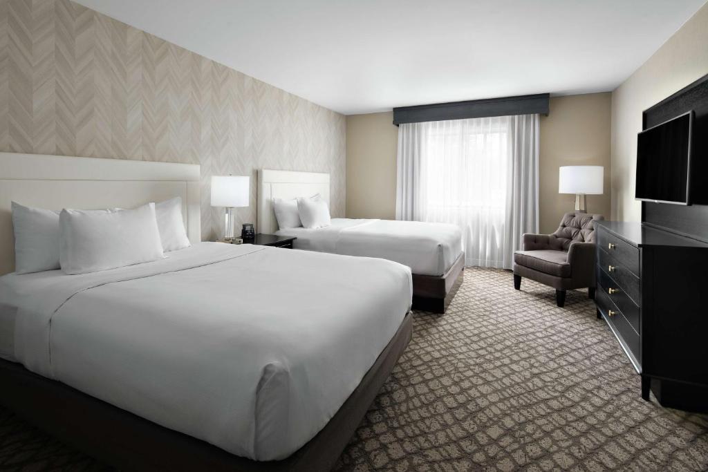 DoubleTree Suites by Hilton Charlotte/SouthPark - 配有一王床和全厨房的两床套房