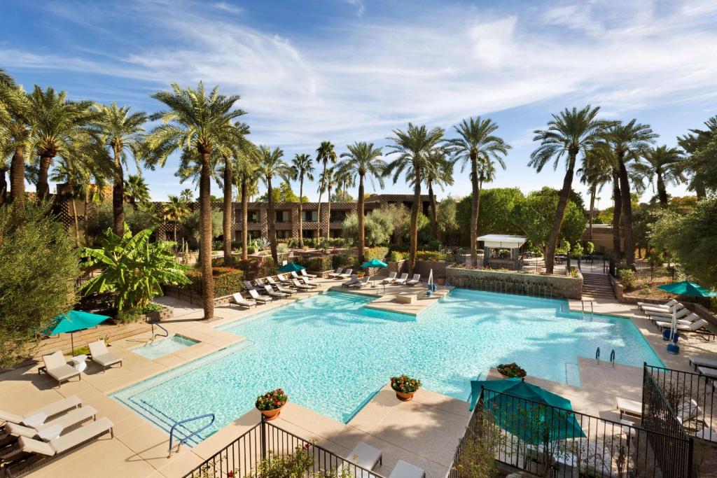 une image d'une piscine dans un complexe avec des palmiers dans l'établissement DoubleTree by Hilton Paradise Valley Resort Scottsdale, à Scottsdale