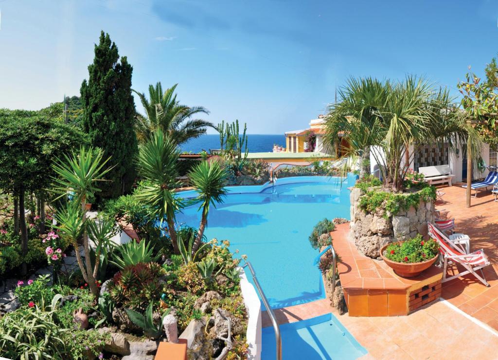 vista aerea di un resort con piscina di Hotel Villa Sirena a Ischia