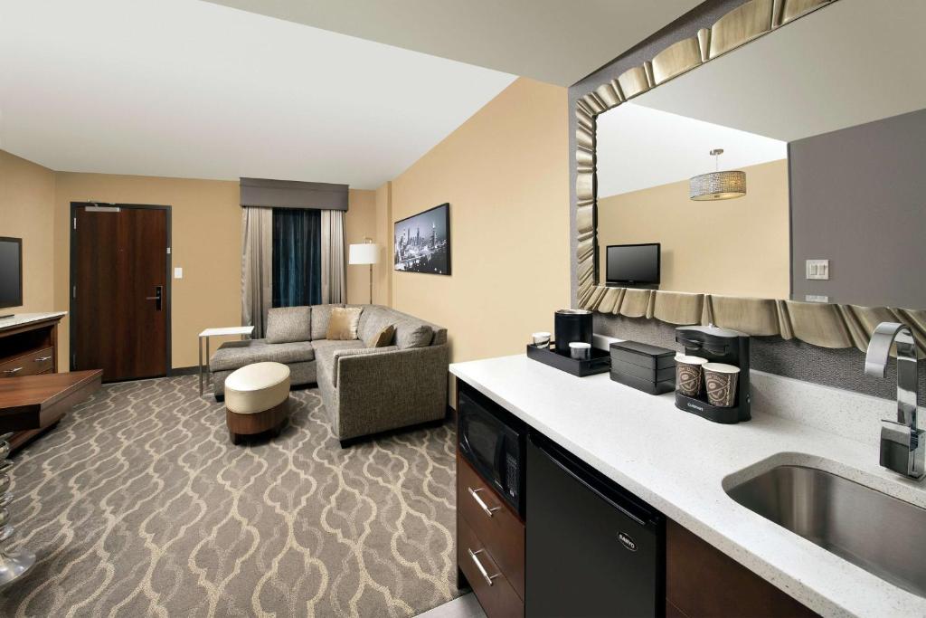 Embassy Suites by Hilton Atlanta Airport - Premium Double Suite