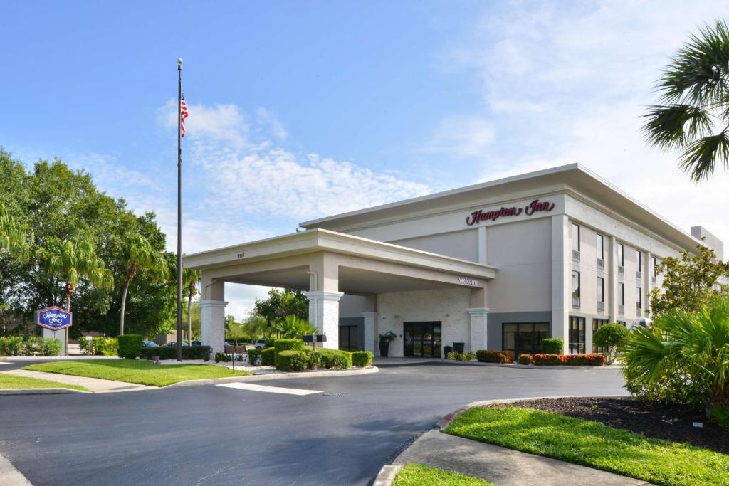 a building with an american flag in front of it at Hampton Inn Vero Beach Outlets in Vero Beach