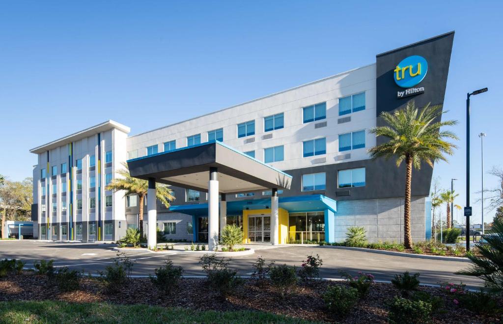 un immeuble de bureaux avec un panneau tku dans l'établissement Tru By Hilton Jacksonville South Mandarin, Fl, à Jacksonville