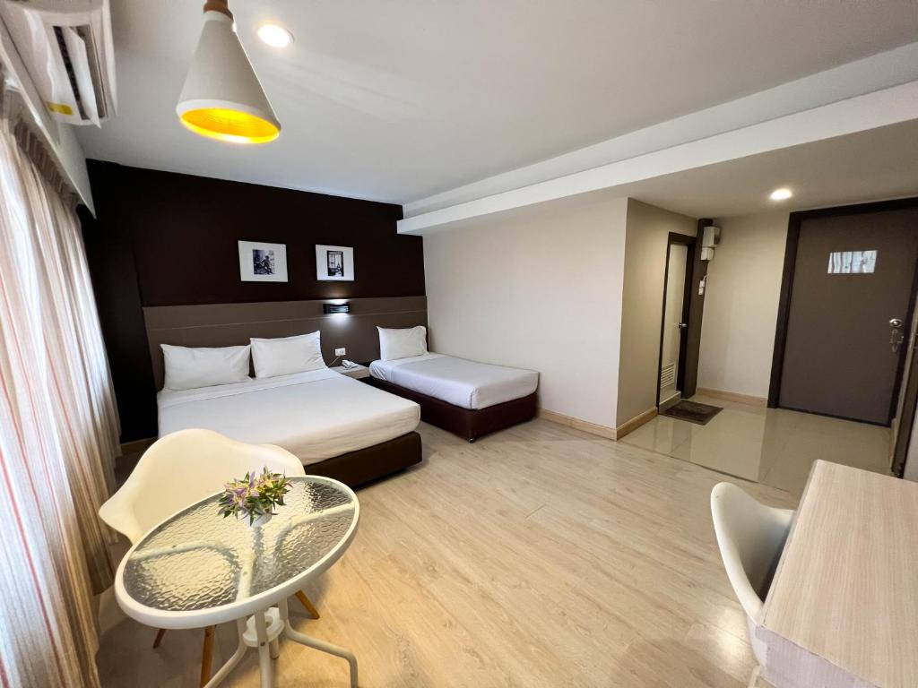 Postel nebo postele na pokoji v ubytování Srivichai Hotel