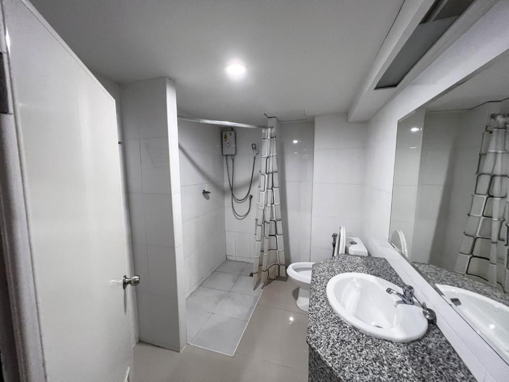 Koupelna v ubytování Srivichai Hotel