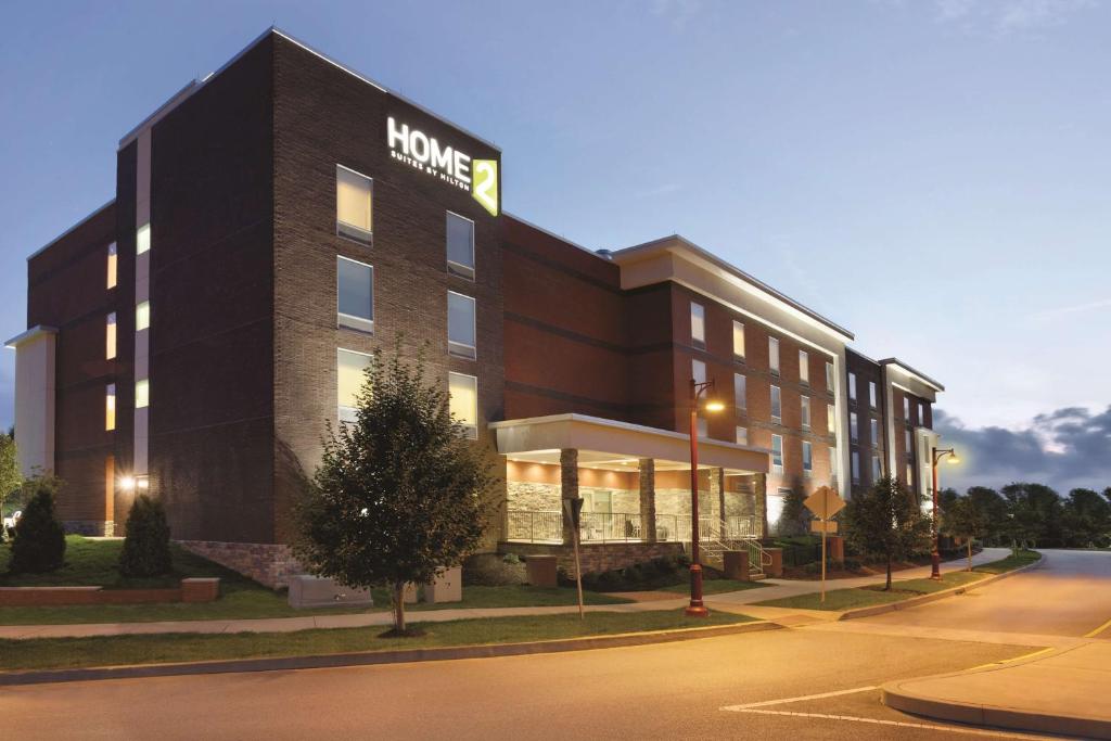 un edificio de hotel con un cartel encima en Home2Suites Pittsburgh Cranberry, en Cranberry Township