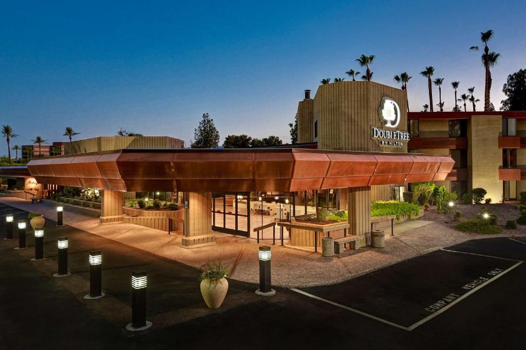 eine Darstellung eines Hotels mit einem Schild darauf in der Unterkunft DoubleTree by Hilton Phoenix- Tempe in Tempe