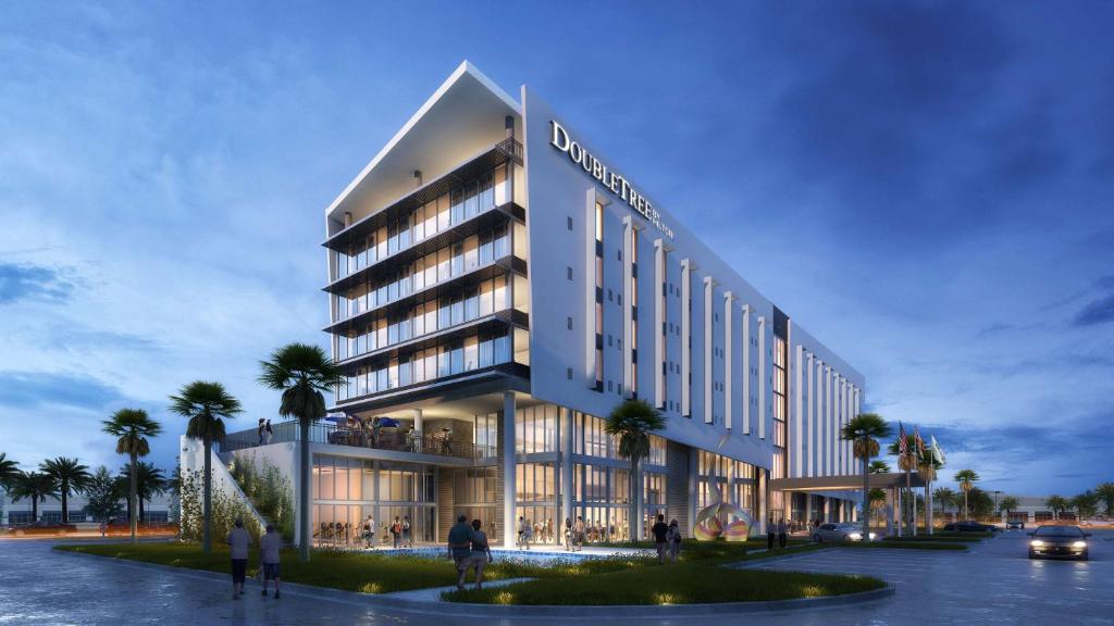 un hôtel avec des personnes debout à l'extérieur dans l'établissement DoubleTree by Hilton Miami Doral, à Miami