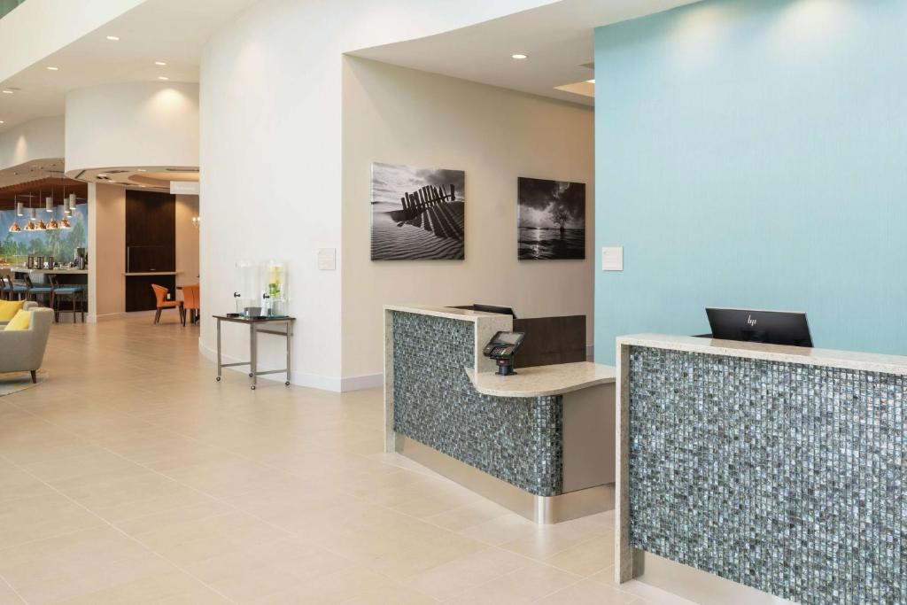 TV a/nebo společenská místnost v ubytování DoubleTree by Hilton Miami Doral