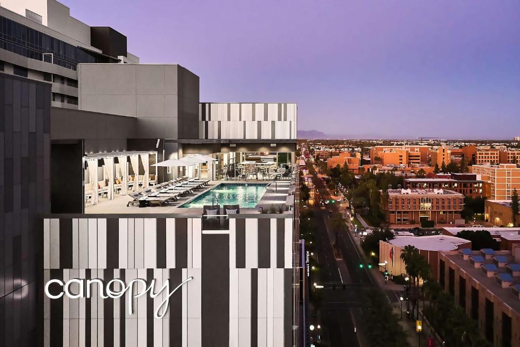 Bazén v ubytování Canopy By Hilton Tempe Downtown nebo v jeho okolí