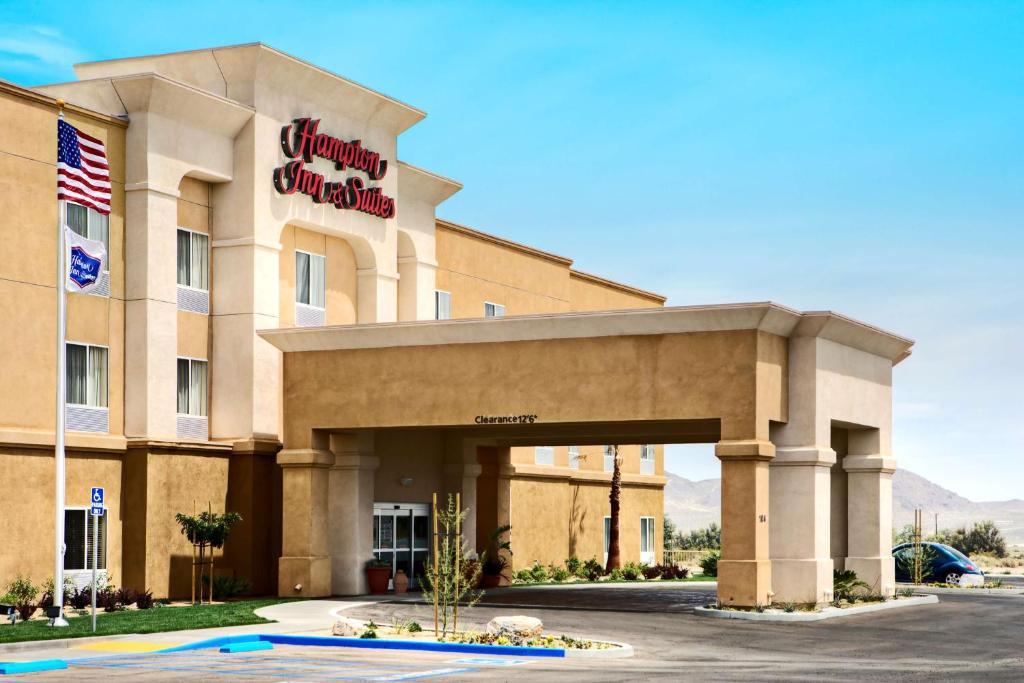 a front view of the hampton inn and suites at Hampton Inn & Suites Ridgecrest in Ridgecrest