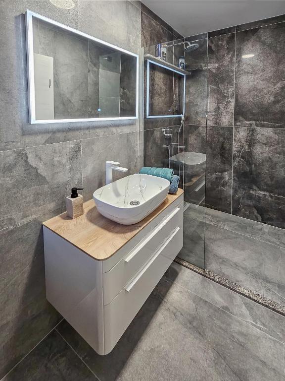 Koupelna v ubytování Luxury Apartment Lorena - Private Heated Pool -