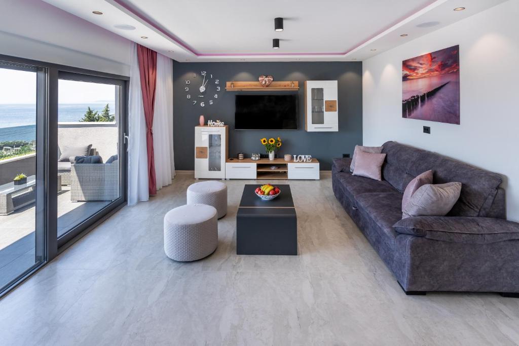 Posezení v ubytování Luxury Apartment Lorena - Private Heated Pool -