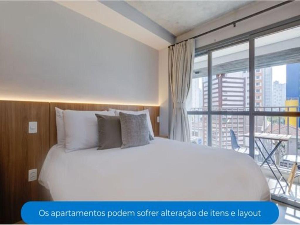 - une chambre avec un grand lit et une grande fenêtre dans l'établissement Roomo Be Urban Brooklin Residencial, à São Paulo