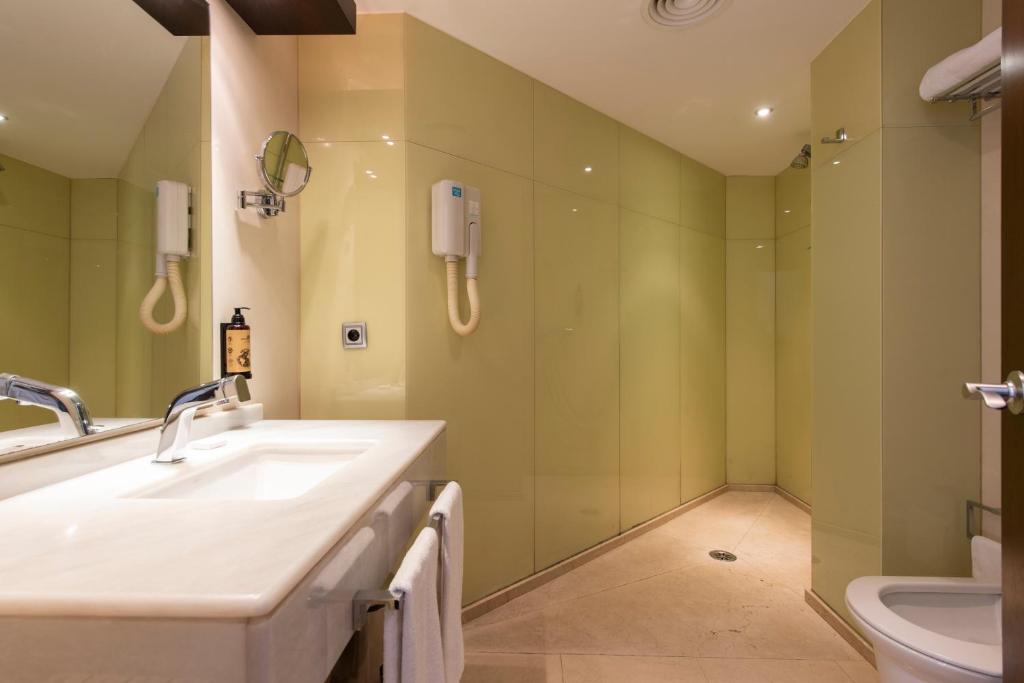uma casa de banho com um lavatório e um WC em Hotel Maroa Vigo em Vigo
