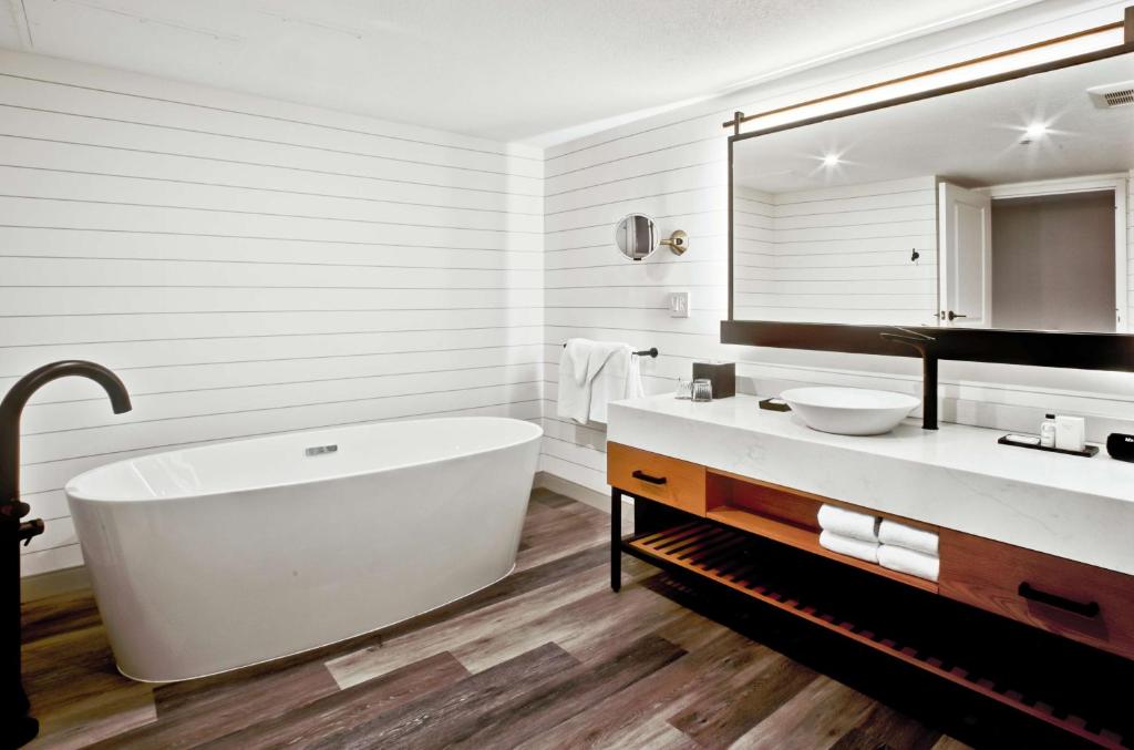 The Inn at Saratoga, Tapestry Collection by Hilton - Corner Junior Suite Con Vasca Di Ammollo