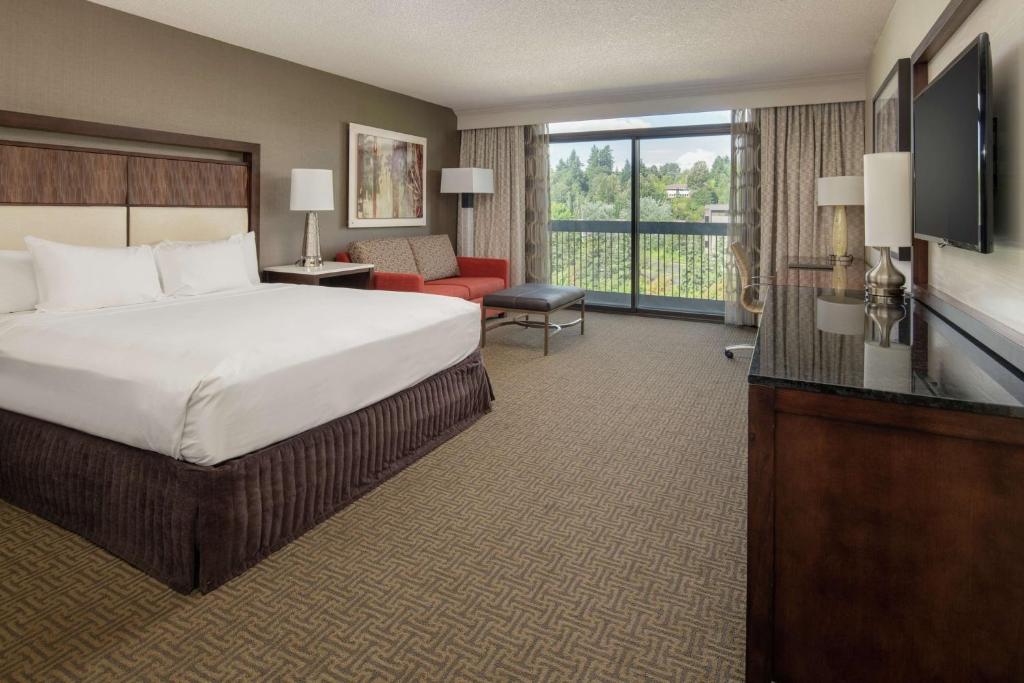 Postel nebo postele na pokoji v ubytování Hilton Bellevue