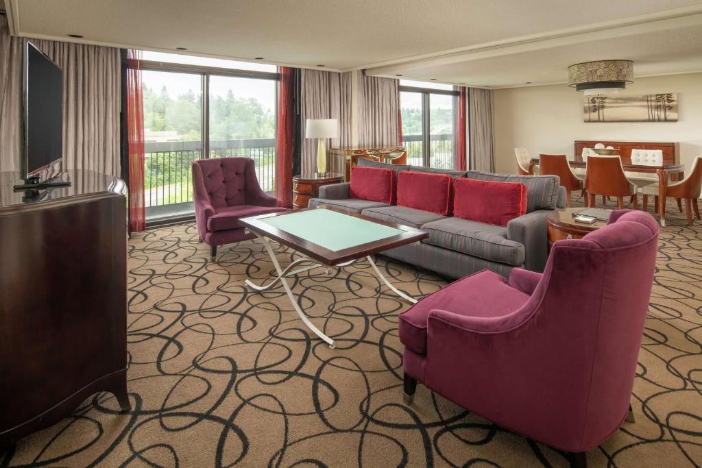 TV a/nebo společenská místnost v ubytování Hilton Bellevue