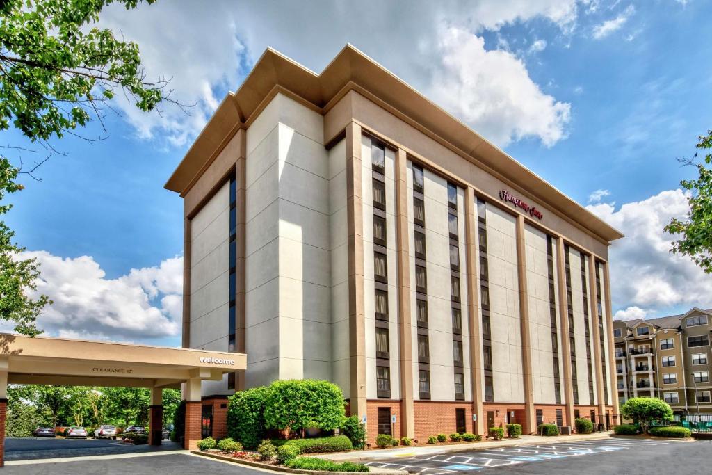 una rappresentazione della parte anteriore di un hotel di Hampton Inn Atlanta Perimeter Center ad Atlanta