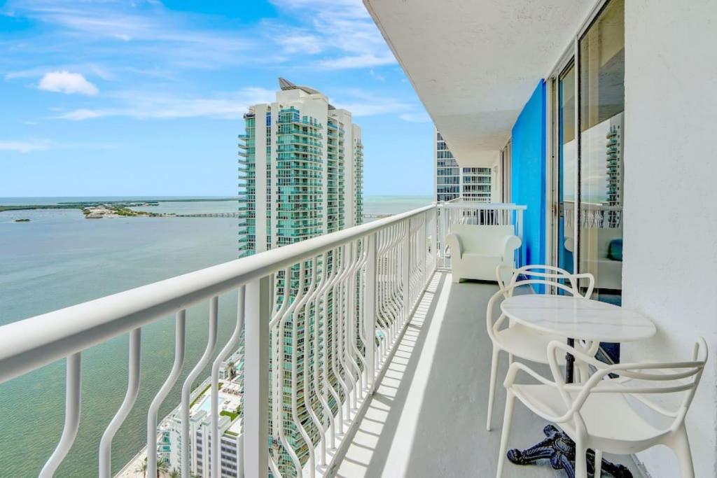 un balcon avec une table et des chaises et l'océan dans l'établissement 3BR Penthouse with European Flair n Amazing Views, à Miami