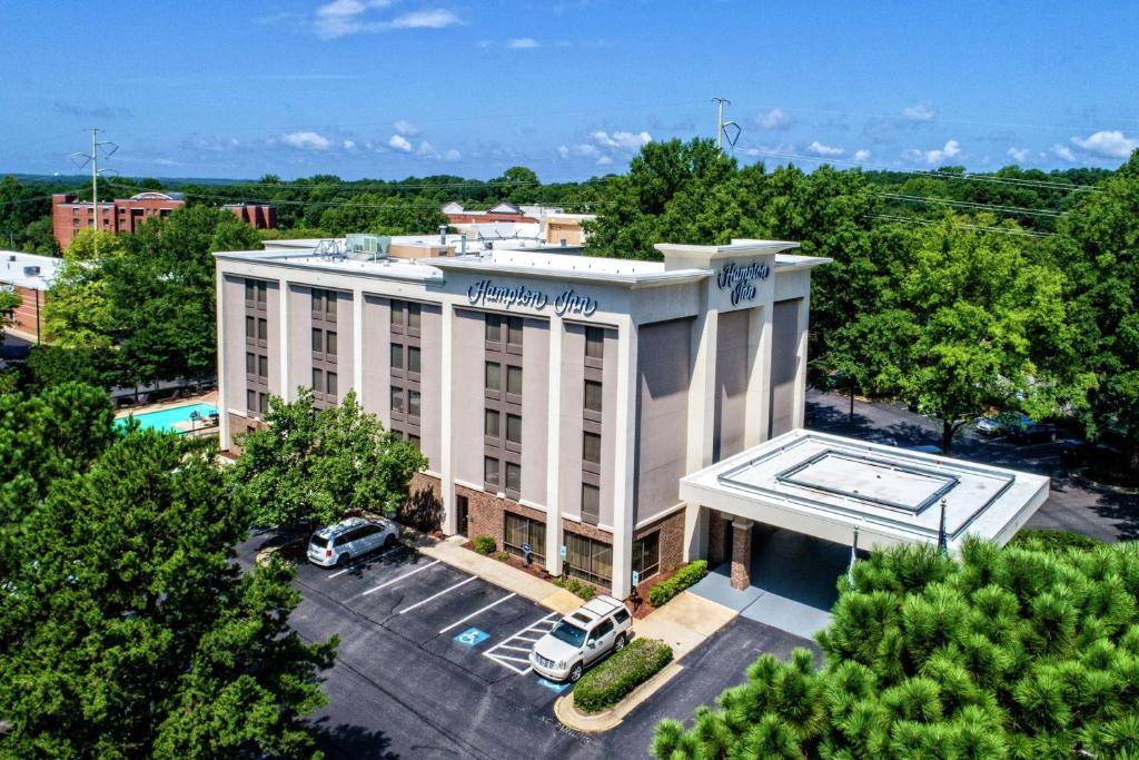 una vista aérea de un hotel con coches aparcados en un aparcamiento en Hampton Inn Raleigh Cary, en Cary