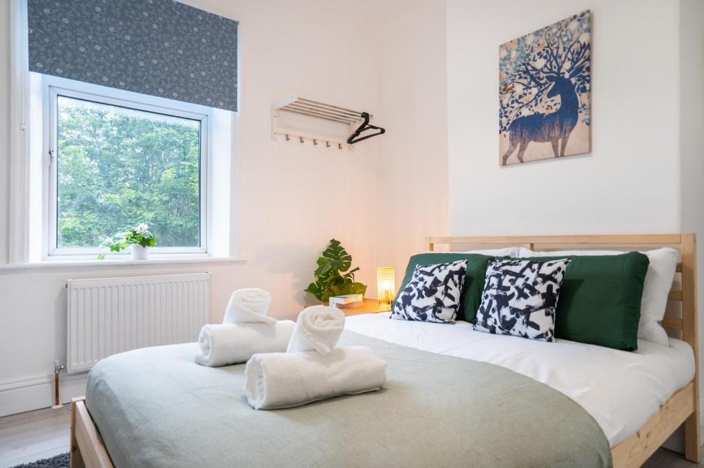 Isimi Burnley 3 bedroom modern house free parking, Burnley