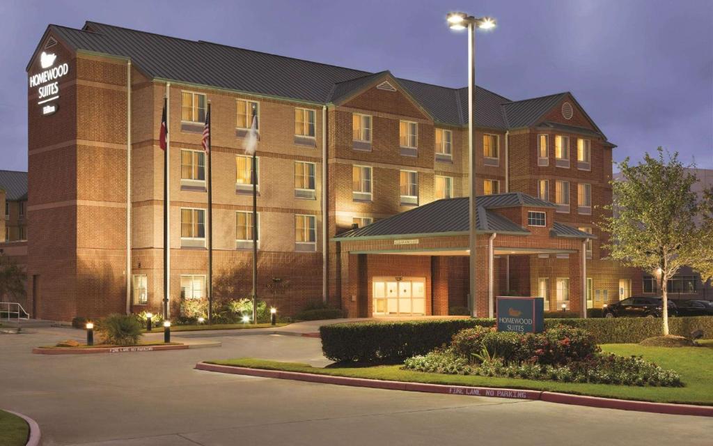 duży ceglany budynek z znakiem przed nim w obiekcie Homewood Suites by Hilton Houston - Northwest/CY-FAIR w mieście Houston