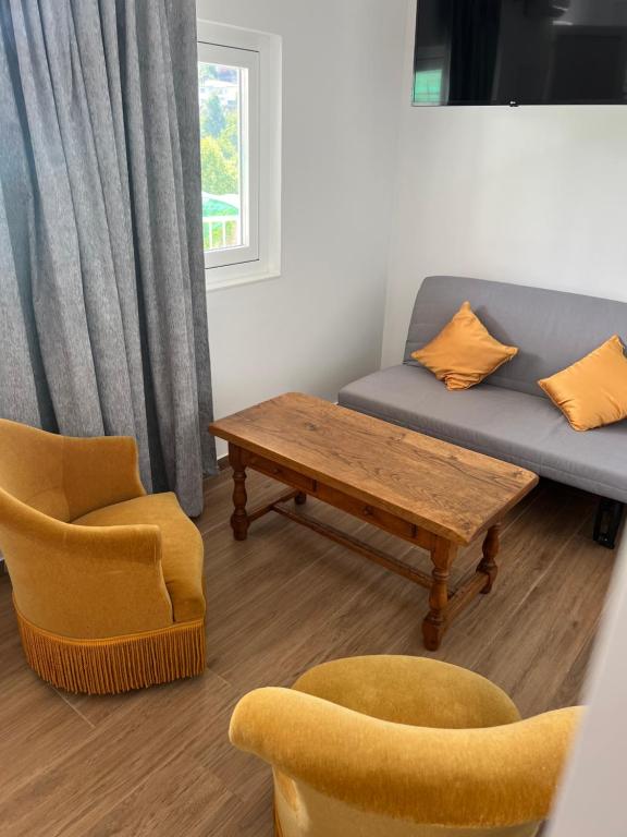 Posezení v ubytování Funileiro, apartamentos e quartos