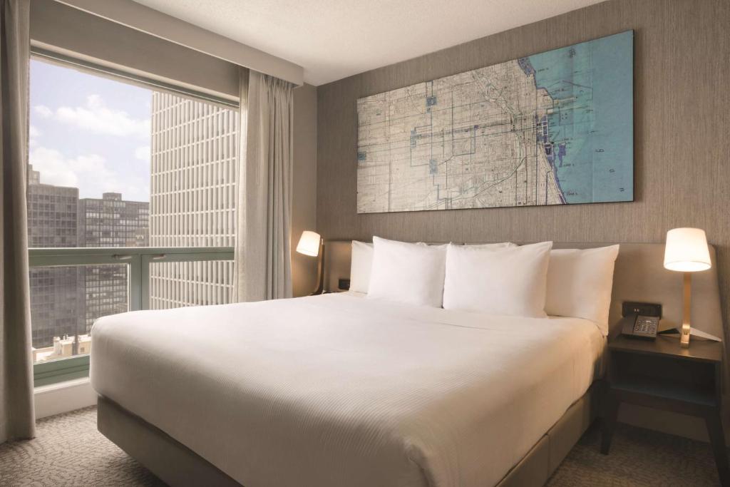 Hilton Chicago Magnificent Mile Suites - Superior One-Bedroom King Suite With Lake View - High Floor