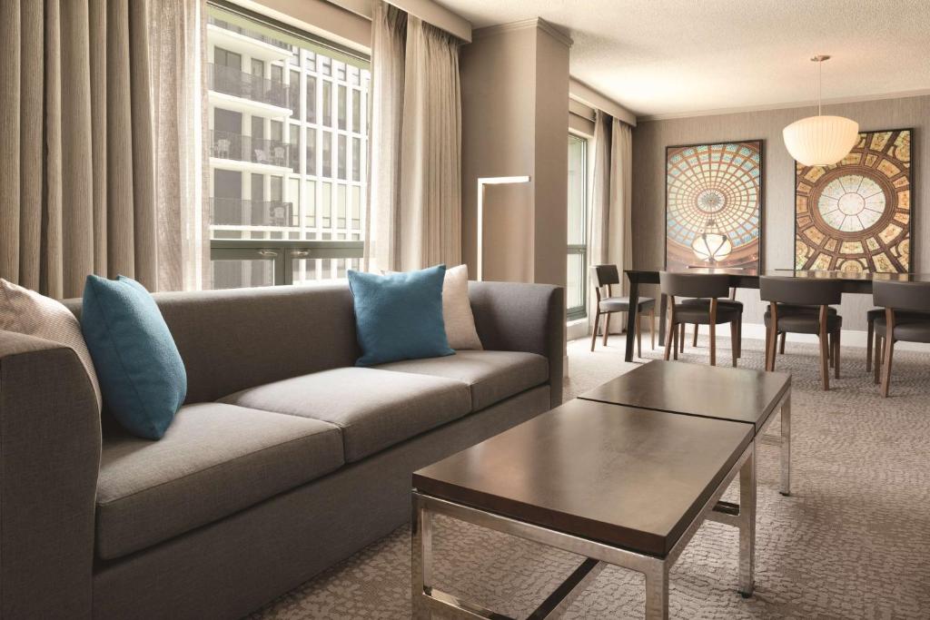 Hilton Chicago Magnificent Mile Suites - 