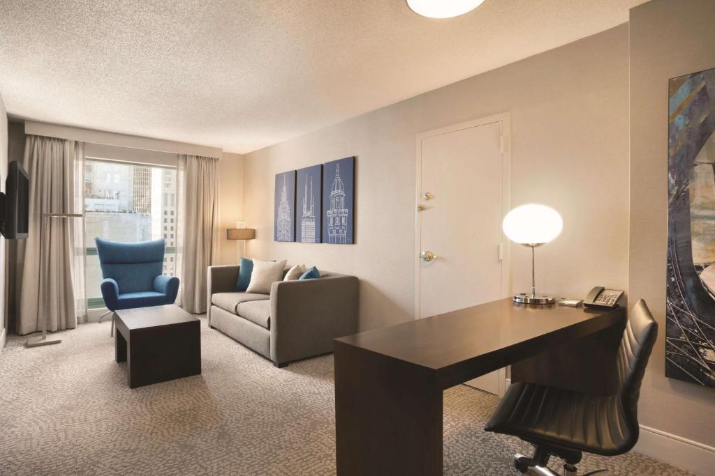Hilton Chicago Magnificent Mile Suites - One-Bedroom King Suite With Mobility Accessible Tub