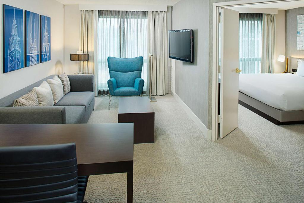 Hilton Chicago Magnificent Mile Suites - 