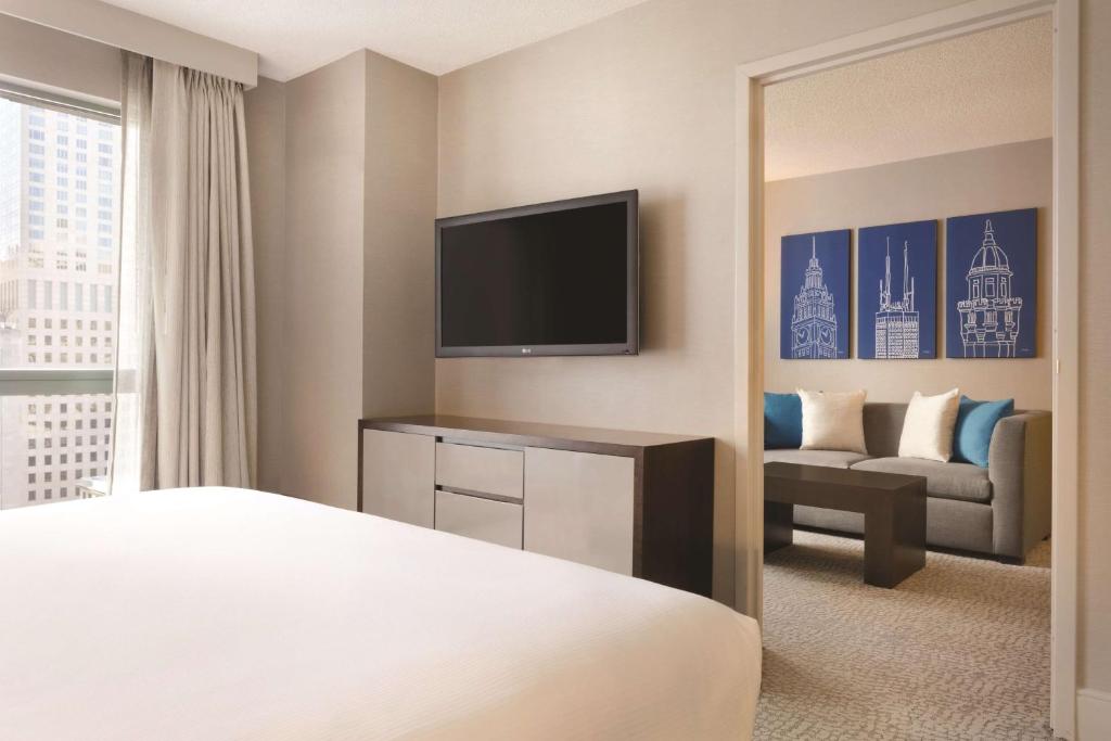 Hilton Chicago Magnificent Mile Suites - One-Bedroom King Suite With Roll-In Shower - Mobility Access