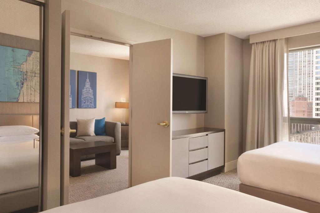 Hilton Chicago Magnificent Mile Suites - 