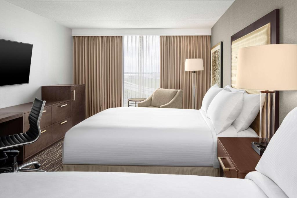 Hilton Kansas City Airport - Double Room With Two Double Beds