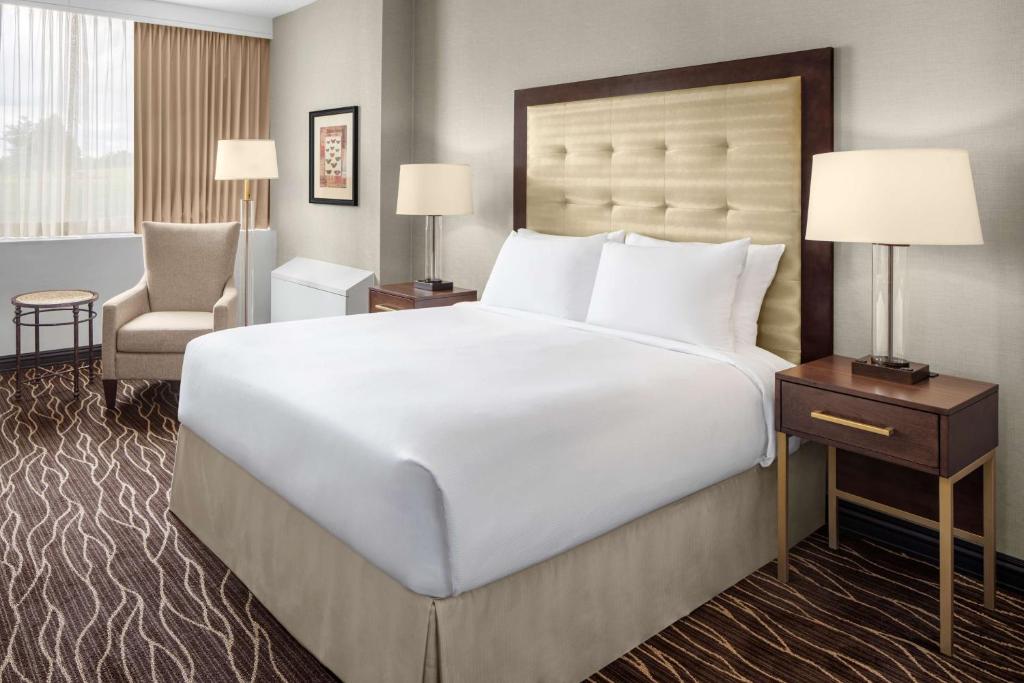 Hilton Kansas City Airport - Queen Room With Bath Tub - Mobility Access