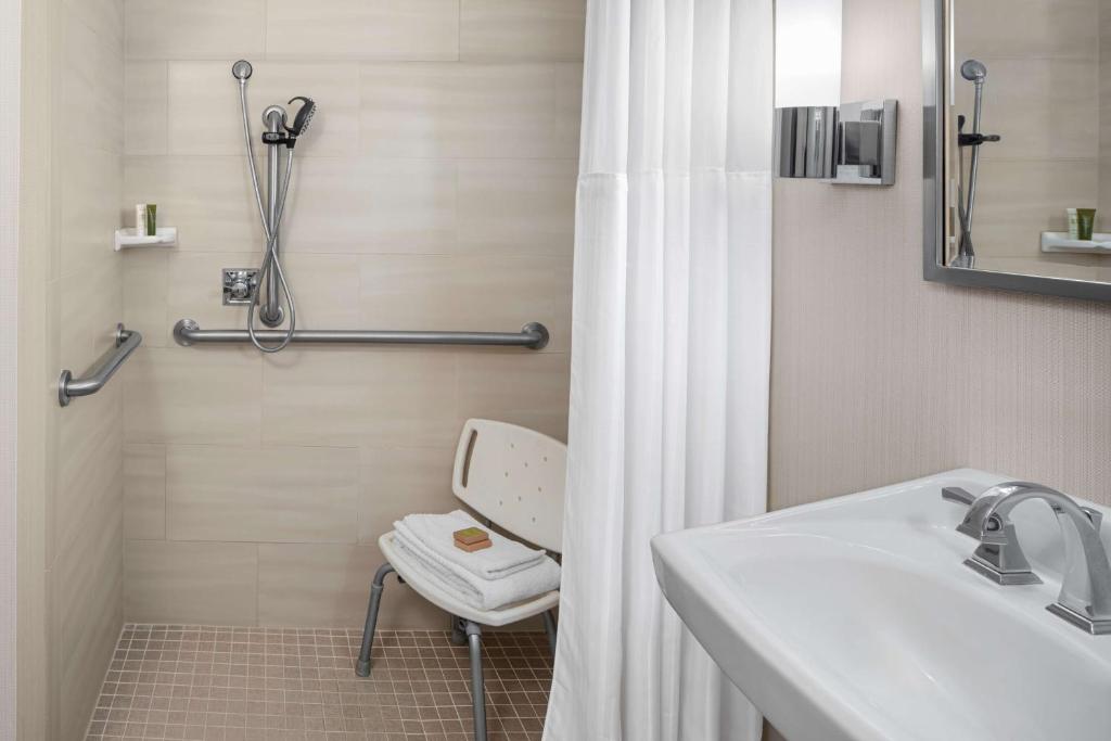Hilton Kansas City Airport - Accessible King Room With Roll In Shower
