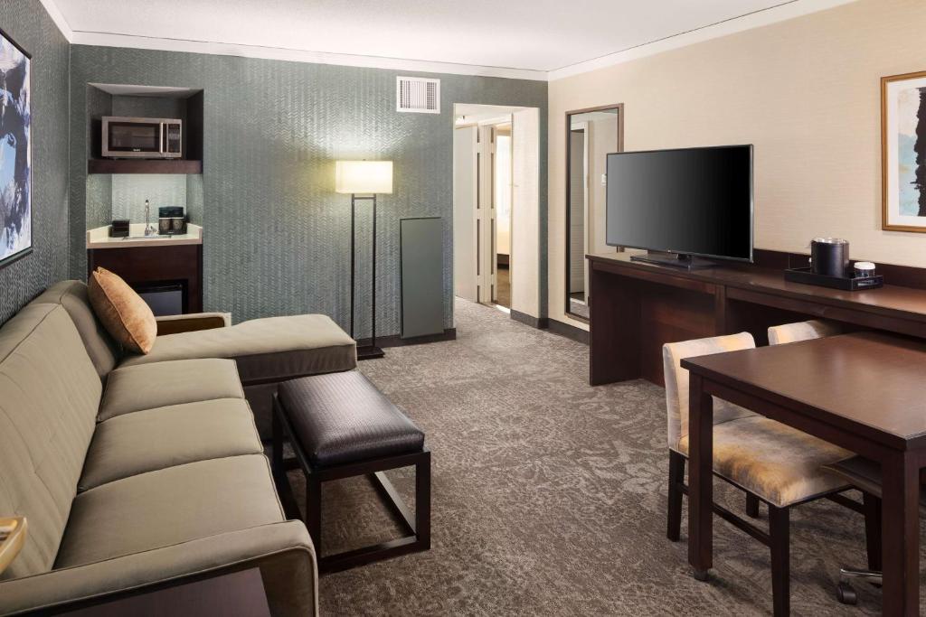 Embassy Suites Tysons Corner - King Room - Mobility Accesible/no Fumar