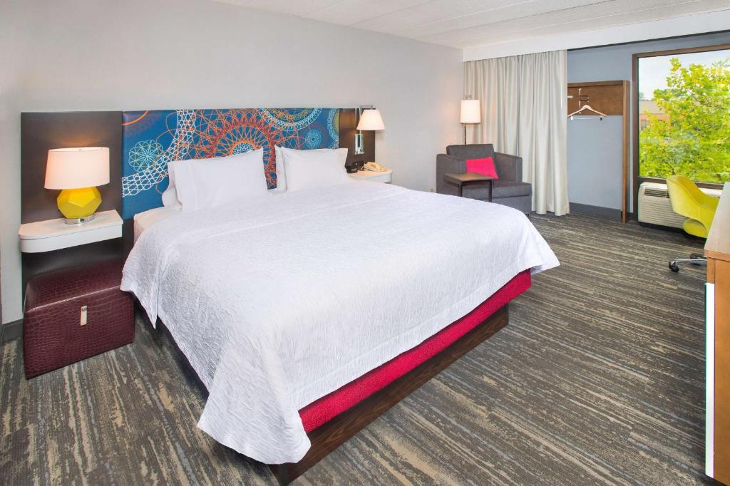 Hampton Inn & Suites Annapolis - King Room - Non-Smoking