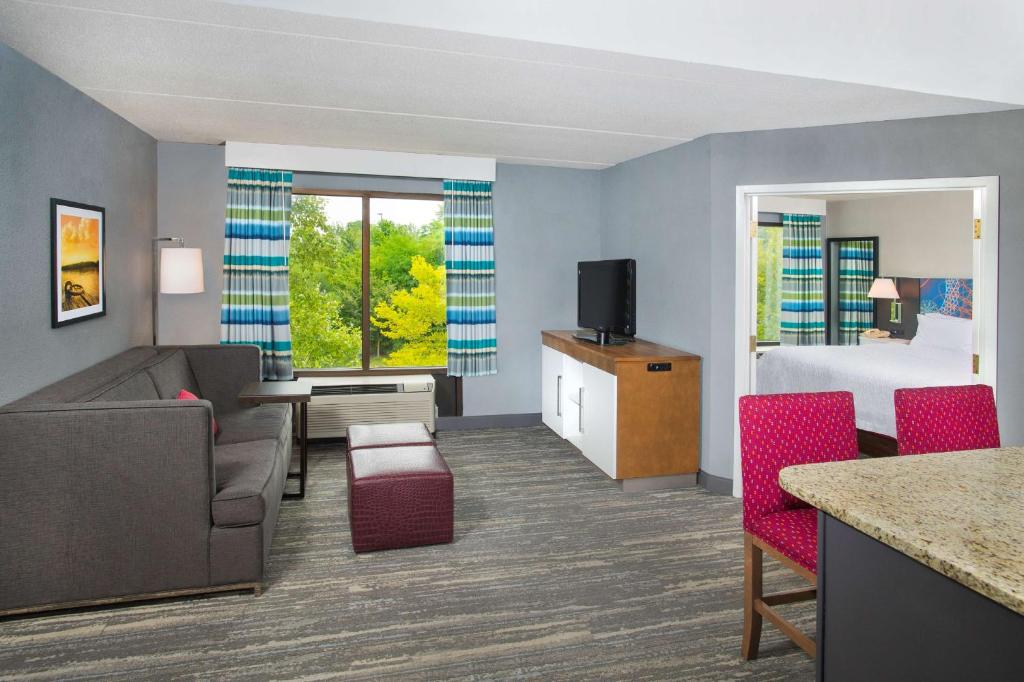 Hampton Inn & Suites Annapolis - One-Bedroom King Suite With Kitchen - Non-Smoking