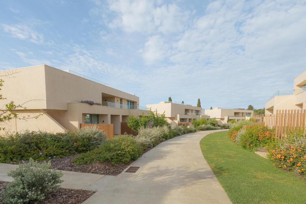 una pasarela frente a un edificio en White Shell Beach Villas en Porches