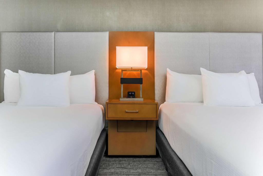 DoubleTree by Hilton Atlanta Airport - Standard -Doppelzimmer Mit Zwei Doppelbetten