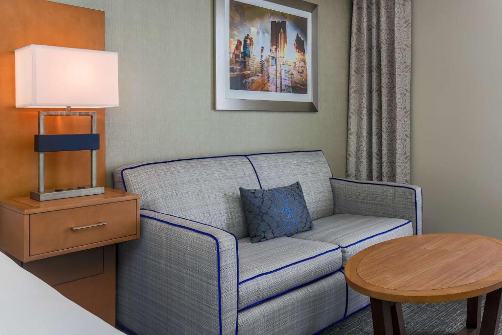 DoubleTree by Hilton Atlanta Airport - King Room Mit Sofa Bett