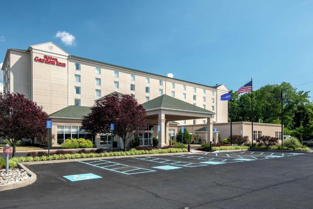 ein Hotel mit Parkplatz davor in der Unterkunft Hilton Garden Inn Philadelphia-Fort Washington in Fort Washington