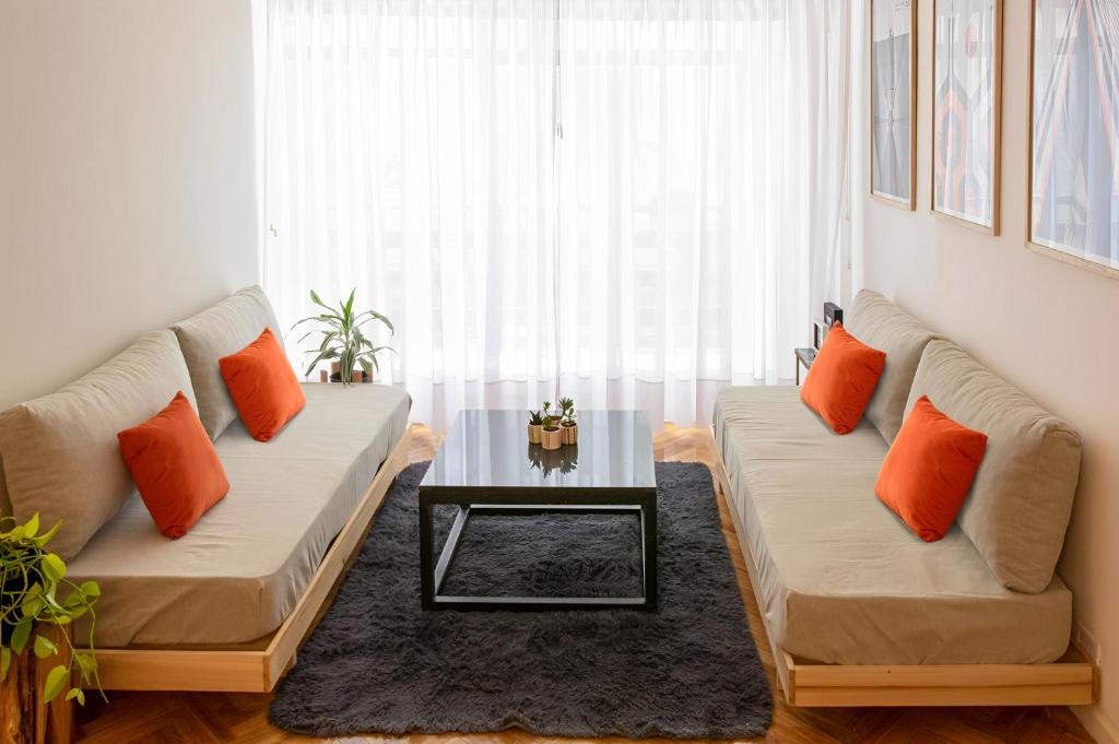 Sala de estar con 2 sofás y mesa de centro en Junin 1400 - Recoleta Mall en Buenos Aires