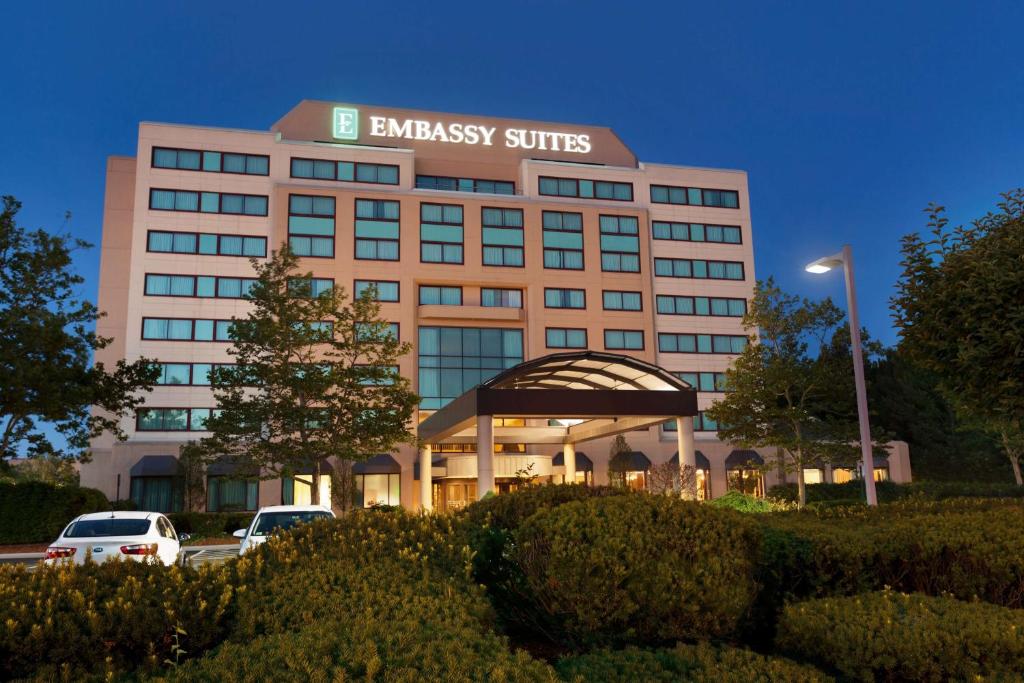 Un edificio con un cartel encima en Embassy Suites by Hilton Boston Waltham, en Waltham