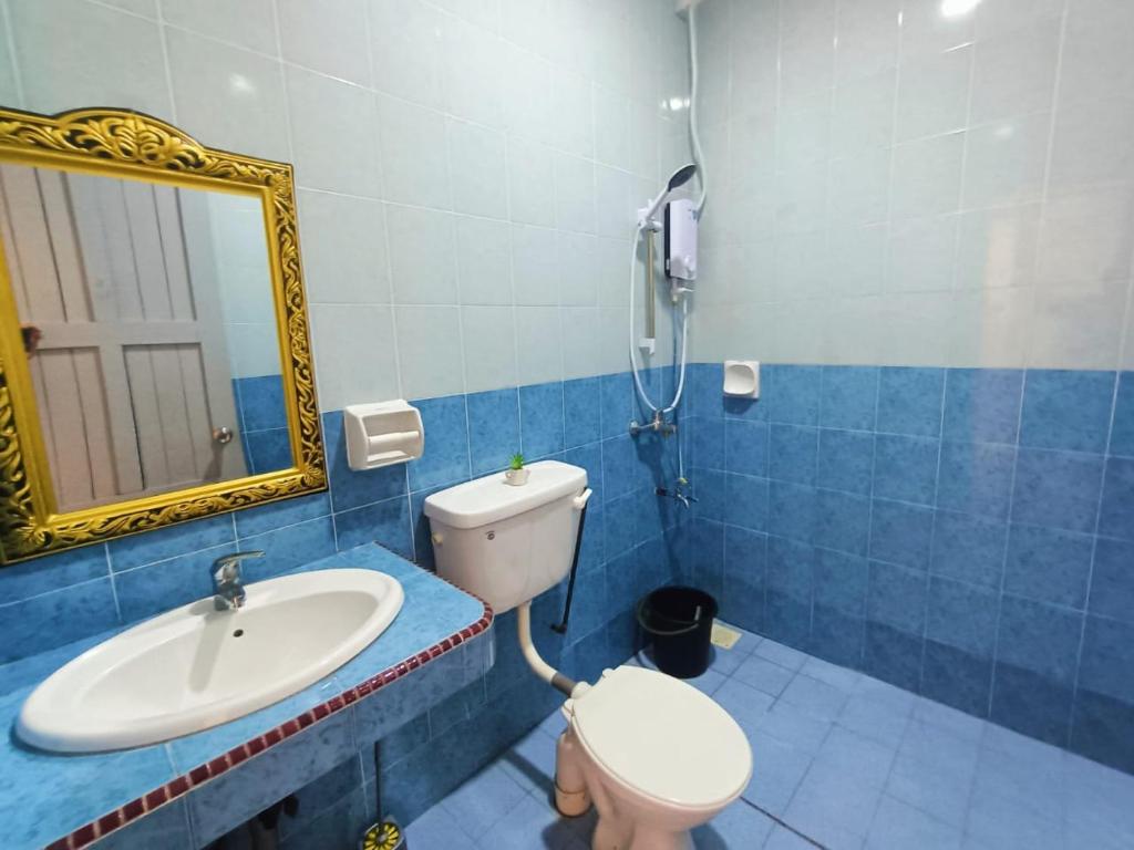 A bathroom at Miri Morsjaya HOMESTAY