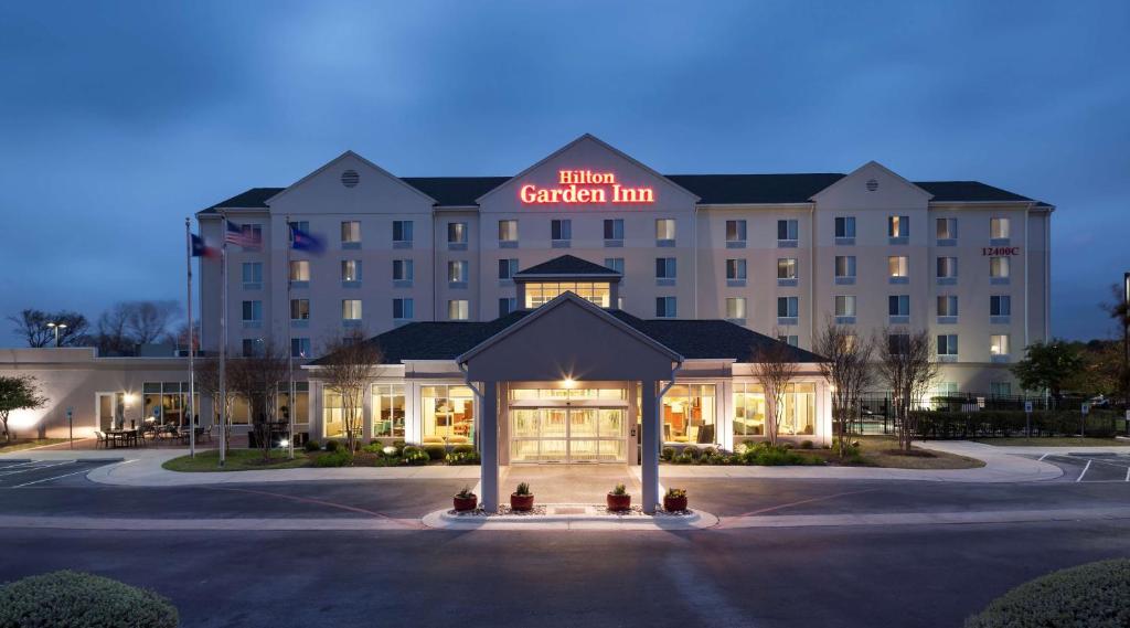 un edificio de hotel con un cartel encima en Hilton Garden Inn Austin North, en Austin