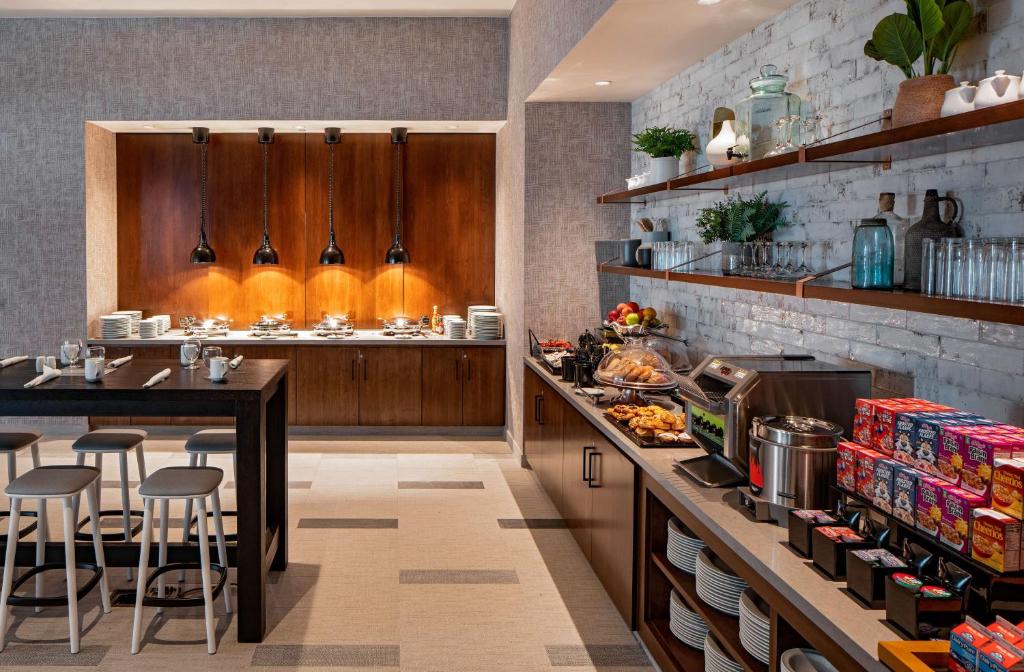 Hilton Garden Inn Austin University Capitol District photo